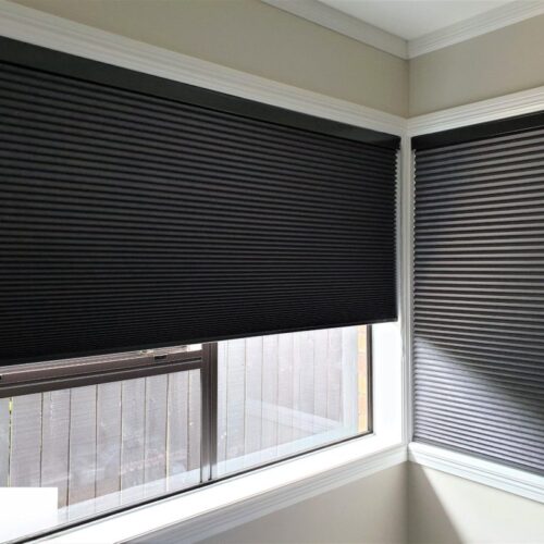 Rèm tổ ong gắn trên cánh kính kiểu Lùa trên